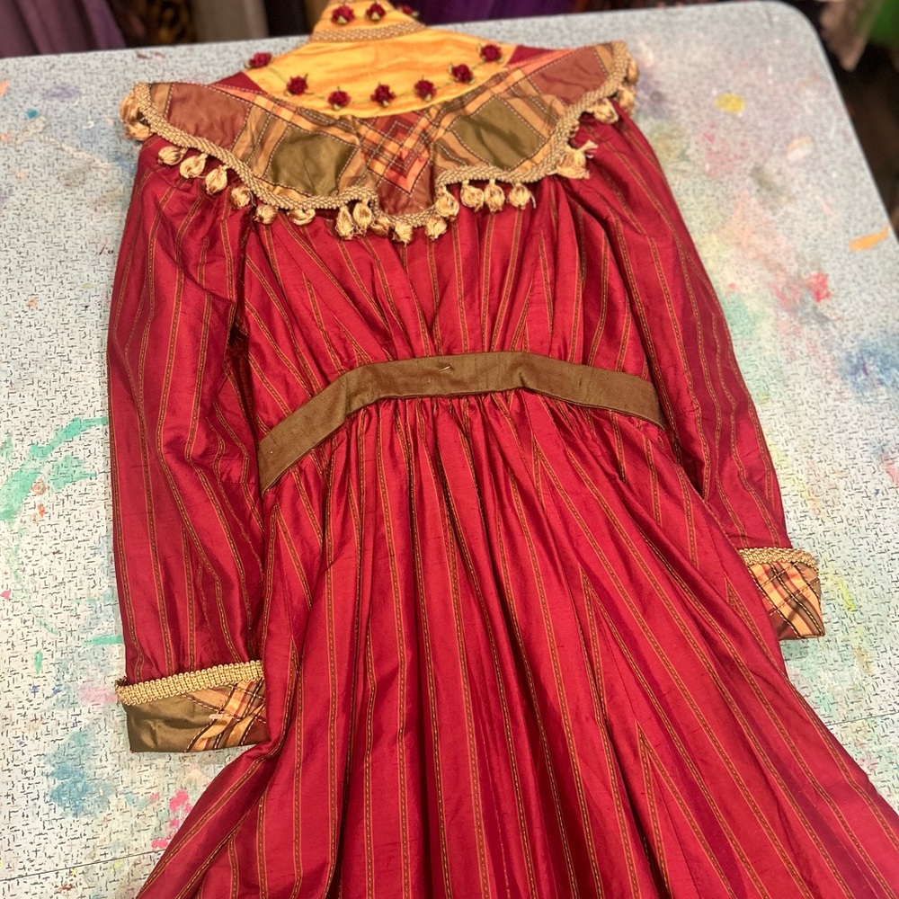 Victorian Rosette Robe - Picture 6 of 14
